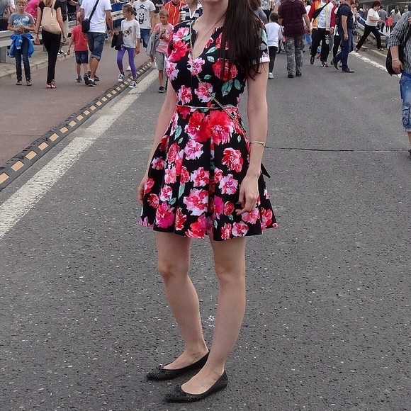 Scuba Guess Pleated Floral Fit-and-Flare Dress. - Picture 4 of 12